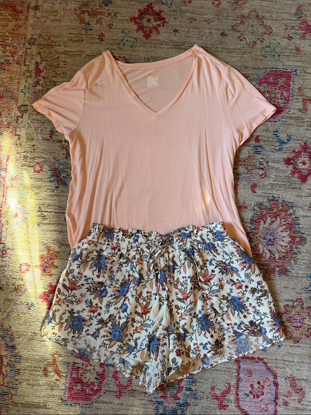 American Eagle Outfitters Pink V-Neck Top with Floral Cream Shorts